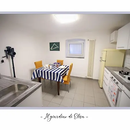 Elisa's Garden Apartman